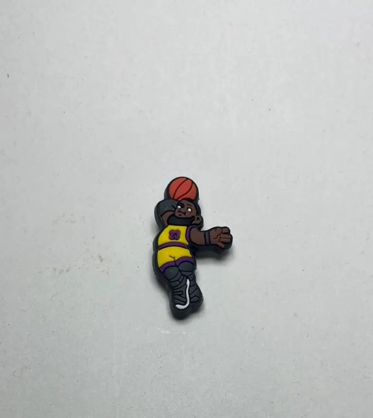 Pin de Crocs NBA